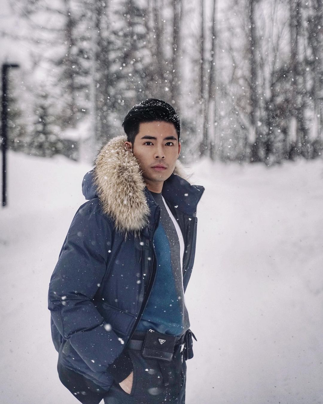 Christoffer Chengのインスタグラム：「Won’t be able to go somewhere snowy this year 🙁 by the way, this @prada pouch/belt is amazing to have when you’re in freezing weathers and bulky outfits 🙋🏻‍♂️」