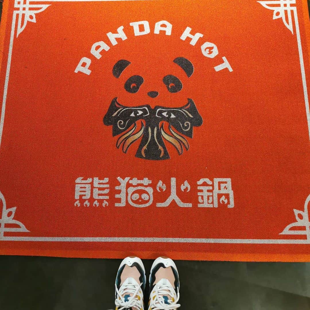 黛実希さんのインスタグラム写真 - (黛実希Instagram)「大好きなあいちゃんとゆきみと熊猫火鍋行ってきたよ🧸🍴🎀 @negishiai927 @yuukiistagram 楽しすぎたな〜〜🤣💕 めちゃくちゃ笑った🤣💕💕 . それにしてもエプロンまで可愛すぎる🐼🇨🇳笑 . . . #熊猫火鍋#熊猫#火鍋#火鍋専門店#中国火鍋#池袋グルメ#池袋火鍋#火鍋食べ放題#リトルチャイナ#チャイナタウン#火锅#麻辣火锅#好吃#好吃好吃 #火锅店#日本火锅#훠궈#훠궈맛집#중국요리#훠궈스타그램#맛집추천#맛집스타그램#グルメ女子#辛いもの好き#辛いもの好きな人と繋がりたい #火鍋店#좋아요반사#팔로우반사#좋아요그램」10月30日 11時46分 - candymiiiki