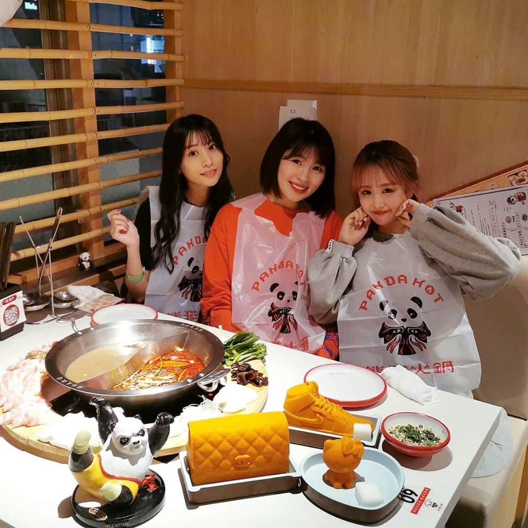 黛実希さんのインスタグラム写真 - (黛実希Instagram)「大好きなあいちゃんとゆきみと熊猫火鍋行ってきたよ🧸🍴🎀 @negishiai927 @yuukiistagram 楽しすぎたな〜〜🤣💕 めちゃくちゃ笑った🤣💕💕 . それにしてもエプロンまで可愛すぎる🐼🇨🇳笑 . . . #熊猫火鍋#熊猫#火鍋#火鍋専門店#中国火鍋#池袋グルメ#池袋火鍋#火鍋食べ放題#リトルチャイナ#チャイナタウン#火锅#麻辣火锅#好吃#好吃好吃 #火锅店#日本火锅#훠궈#훠궈맛집#중국요리#훠궈스타그램#맛집추천#맛집스타그램#グルメ女子#辛いもの好き#辛いもの好きな人と繋がりたい #火鍋店#좋아요반사#팔로우반사#좋아요그램」10月30日 11時46分 - candymiiiki
