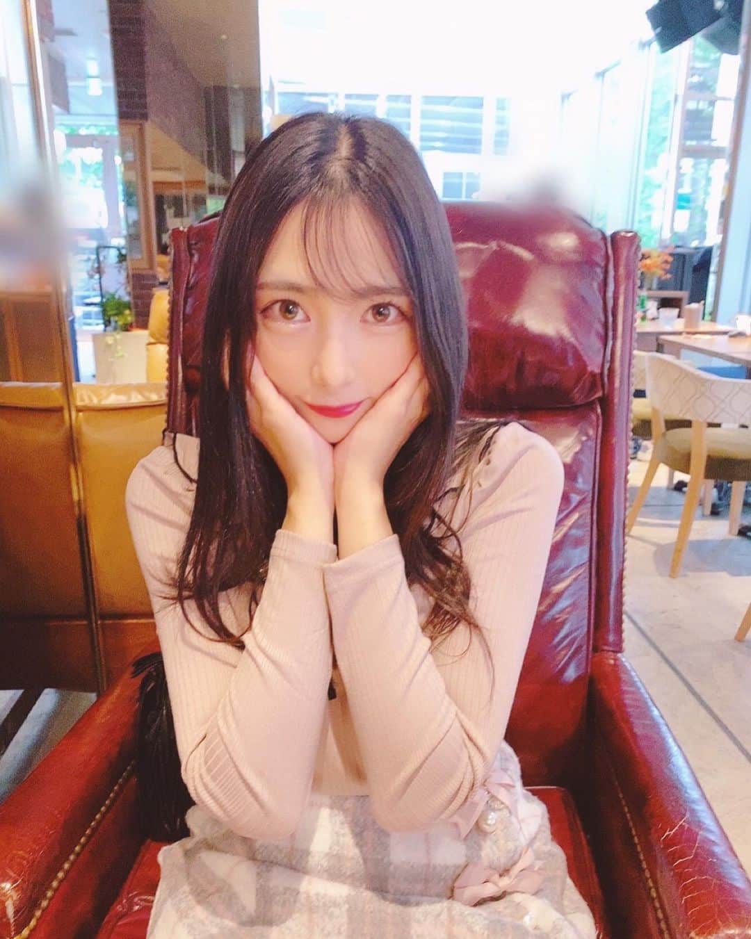 南沙羽のインスタグラム：「. こんにちは❤︎❤︎ デート風お写真🍓(撮影#辻りりさ ) . 2枚目めっちゃ笑顔w #あおばデンタルクリニック さんでホワイトコートしてるよ😌 . . . #スズカフェ #六本木カフェ #カフェ  #カフェ巡り #cafe  #お洒落 #お洒落カフェ #かわいい  #かわいい女の子 #自撮り女子 #セルフィー  #ファッション #デートコーデ  #rojita #ロジータ #lizlisa #リズリサ #量産型 #量産型コーデ #量産型メイク  #instagood #instalike #instafood #instafashion  #フォロー #フォローミー #follow #followｍe」