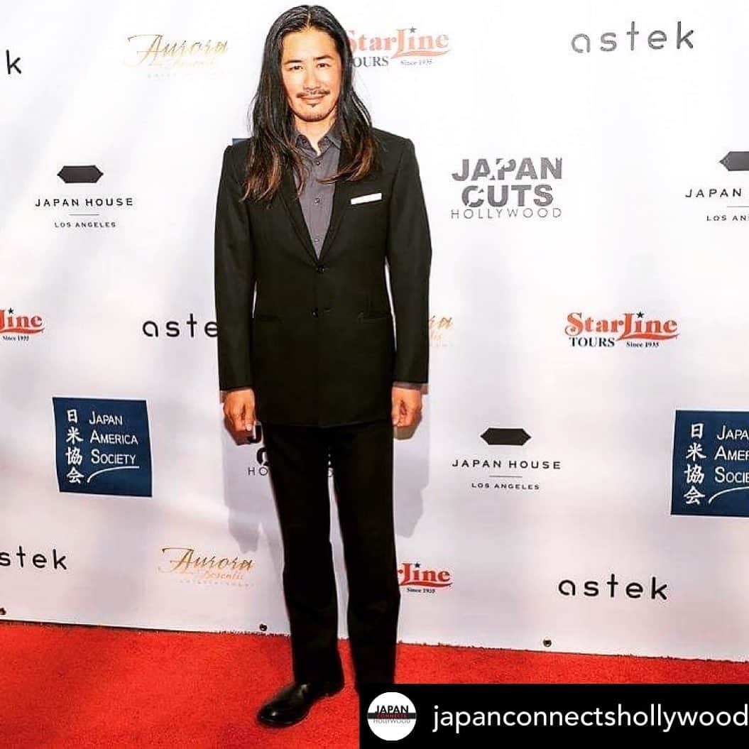 鈴木一真のインスタグラム：「FRI, Oct 30 to Nov 1﻿ Japan Connects Hollywood Film Festival @ONLIE Don't miss it⚡︎﻿ ﻿ 今年の@JapanConnectsHollywood Film Festivalはオンラインで開催されます✴︎ぜひ﻿ ﻿ https://www.japanconnectshollywood.com/﻿ ﻿ ﻿ ﻿ Posted @withregram • @japanconnectshollywood Further showing both sides of the two-way bridge is LA based actor Kazuma Suzuki on our red carpet. Kazuma-San thank you coming!﻿ ﻿ #japanconnectshollywood #japanesefilmfestival #filmfestival #hollywood #japanesefilm #japanesedirector #japan #film #ハリウッド #映画祭　#海外映画祭 #ロサンゼルス #映画 #邦画 #日本映画﻿ #鈴木一真 #internationalactor ﻿ #KazumaSuzuki @_kazumasuzuki_ ﻿ @chinesetheatres」