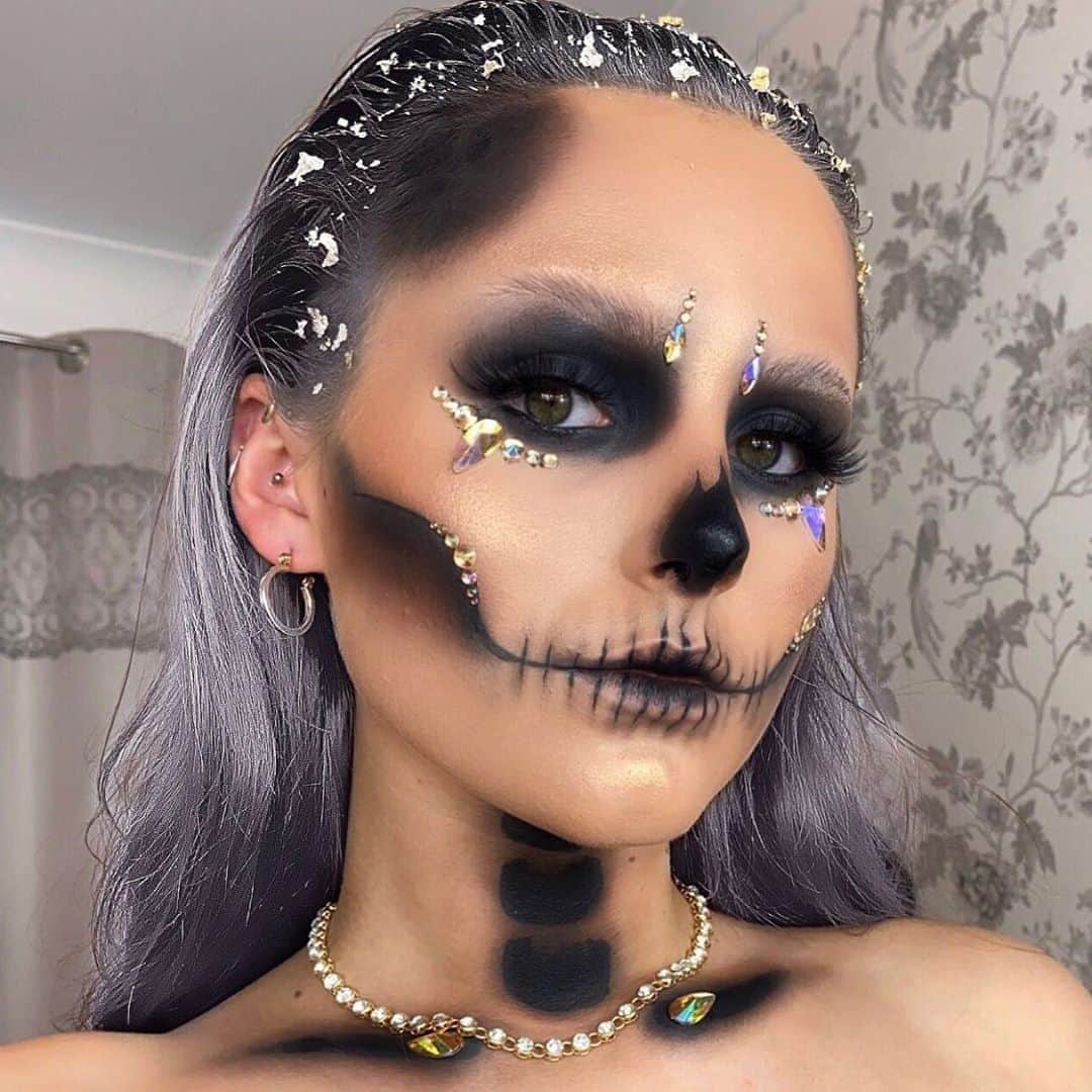 Jeffree Star Cosmeticsさんのインスタグラム写真 - (Jeffree Star CosmeticsInstagram)「💀🖤 @dais.mua created this deadly look using our #CREMATED & #ORGY eyeshadow palettes as well as our #MAGICSTAR Luminous Setting Powder 🌟 #jeffreestarcosmetics」10月30日 12時03分 - jeffreestarcosmetics