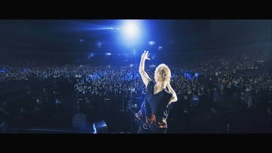 ONE OK ROCKさんのインスタグラム写真 - (ONE OK ROCKInstagram)「Check out this clip of "The Beginning" from the latest live DVD & Blu-ray, released and on sale now!!  ["EYE OF THE STORM" JAPAN TOUR] https://youtu.be/h1PN7LEH2Vs  #EYEOFTHESTORM #ONEOKROCK」10月30日 12時02分 - oneokrockofficial