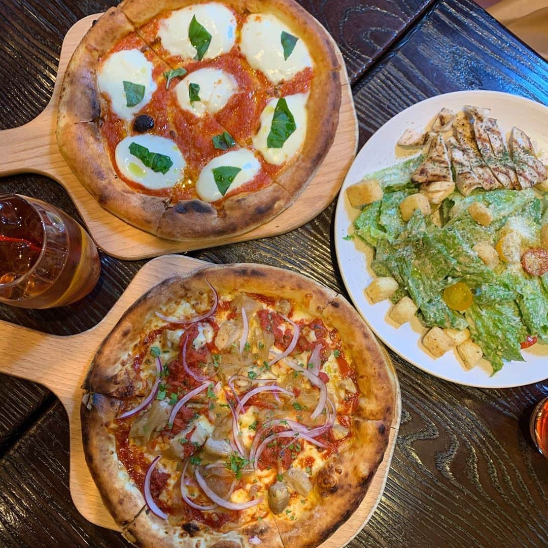 春名亜美さんのインスタグラム写真 - (春名亜美Instagram)「@shigeru39 ちゃんと @inoue_waka さんとWOLFGANG PUCK PIZZA BARへ🍕  このメンバー、ここで集まりがち。笑  この日は珍しく、韓流で誰が好きとか誰がタイプとか女子高生みたいな会話もしました😂  2枚目の動画は、すっぴんなのにお肌が艶っつやでピッカピカの和香さんにお肌事情を興奮しながら真剣に聞いてたところをしげるちゃんに撮られてた😂  全然話終わらなかったけど、みんな次の予定に向けて解散しました😚」10月30日 11時56分 - amiharunaami