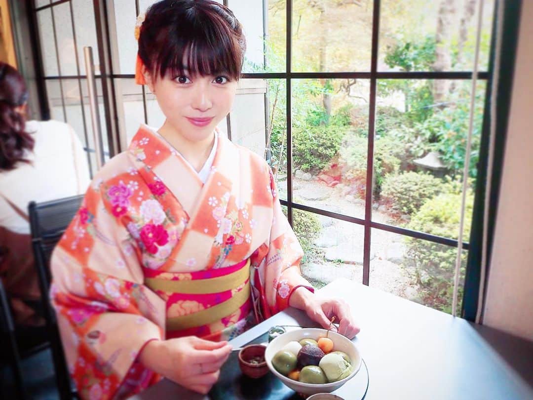小池花瑠奈のインスタグラム：「ある日の鎌倉お散歩。 菫色か若草色のお着物を着ようと思っていたのですが、 この日はとても天気が良かったので気分が変わり華やかで暖かい色のお着物に🌼 鎌倉に来たら必ず寄ってしまう大好きな甘味処さん☺️  #鎌倉 #着物 #お散歩 #あんこ 😍」