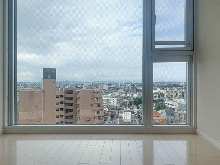 せたがやクラソンのインスタグラム：「『空を飛んだ気分にさせてくれる部屋 1303』﻿ ﻿ ・京王線千歳烏山駅 徒歩3分 ・16.2万円・52.06㎡・2LDK ___________________________________________________________________﻿  13階建てマンションの最上階、2LDKのお部屋。  13階に大きくひらいた窓。 空が近くなり、雲がもうちょっとで触れそうかも。 空が飛べそうです。というかヒヤッと浮遊感があって、もうすでに飛んでいるかも（???）  この眺望、昼も夜もころころと表情が変わる景色をながめるのは絶対にたのしいし、 これだけ階数が高いと、カーテン開けっ放しでも視線がまっったく気にならないから開放的に行きましょう！ばーん。  ▼この物件の詳細、﻿ そのほかのお部屋はプロフィールのリンクから﻿ @setagayakurasson﻿ ___________________________________________________________________﻿ ﻿ 「オンラインでお部屋探し」スタートしました！ ご相談お待ちしております。 ﻿ ﻿https://setagayakurasson.com/online _____________________________________________________________________﻿ ﻿ #せたがやクラソン #せたがやンソン #賃貸 #お部屋探し #オンラインお部屋探し #引っ越し #内見 #部屋 #ワンルーム #ひとり暮らし #ふたり暮らし #好きな街 #暮らしを楽しむ #キッチン #家具 #世田谷 #賃貸インテリア #リノベーション  #コンシェルジュ #世田谷のお部屋探し  #京王線 #千歳烏山  #駅近  #暮らしを楽しむ  #商店街 #和室  #洋室  #バルコニー #街を見下ろす」