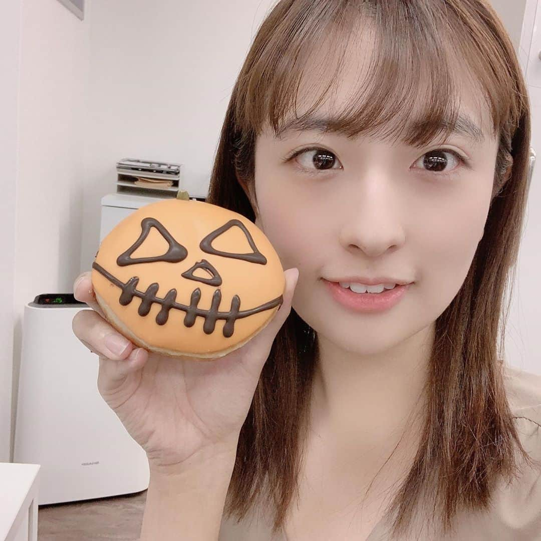 井口眞緒さんのインスタグラム写真 - (井口眞緒Instagram)「会社の方がハロウィンだから〜ってことで、ドーナツとお団子の差し入れを大量にくれました💕  美味しい🥰🥰  会社でハロウィン満喫してます🎃」10月30日 12時00分 - iguchi.mao