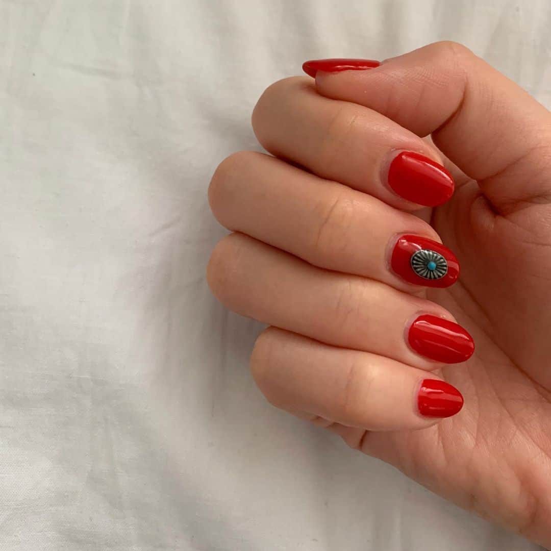 高松チェルシーリナのインスタグラム：「. 今回のネイルは真っ赤なネイルに1つだけターコイズのパーツをつけました💕💅 シンプルだけどオシャレ感もちゃんとあってとてもお気に入り〜〜 いつものこいさん @koinuuuuu にお願いしました🥰 . #nail#ネイル#赤ネイル#シンプルネイル#ジェルネイル#秋ネイル」