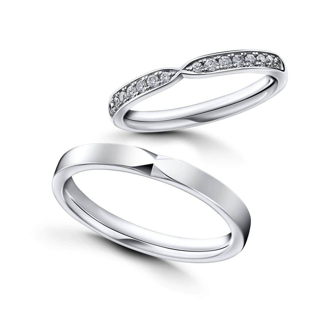 ラザール ダイヤモンド ブティック公式 | 婚約・結婚指輪さんのインスタグラム写真 - (ラザール ダイヤモンド ブティック公式 | 婚約・結婚指輪Instagram)「ラザール ダイヤモンドのクラフトマンシップとクリエイティビティがさりげなく輝く。 マリッジリングの「ウィズ」は、まさにそんな存在。センターで交差するアームは、まるで2人が手をつなぎ、絆を結んでいるかのよう。シャンク部分には、メレダイヤをレイアウトすることで、七色の澄みきった光彩を放って。  明日、10月31日はハロウィン。もとは古代ケルト人から始まったとされる祭り。先祖の霊とともにやってくる悪霊を驚かせ、災いを避けるために、仮装したり、仮面をかぶったりしたとか。今年はステイホームで、かぼちゃにまつわる料理やスイーツを食べて、手元で輝く幸せを感じながら過ごそう。  プロフィールのリンクからHPをご覧いただけます。﻿ → @lazarediamond_boutique  #結婚指輪 #婚約指輪 #マリッジリング #ブライダルジュエリー #エタニティリング #エンゲージリング #marriagering #bridaljewelry #engagementring #結婚指輪選び #婚約指輪選び #結婚指輪探し #婚約指輪探し #lazarediamond #ラザールダイヤモンド #with #ウィズ」10月30日 12時00分 - lazarediamond_boutique