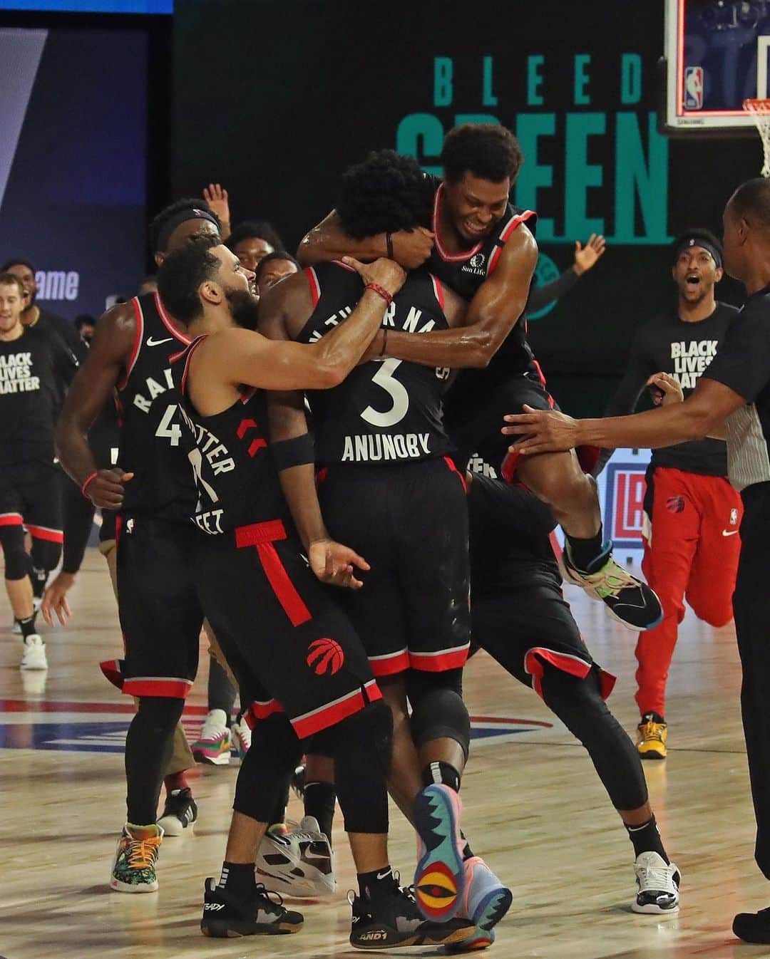 NBAさんのインスタグラム写真 - (NBAInstagram)「@oanunoby’s #TissotBuzzerBeater caps thrilling @celtics/@raptors finish! #BESTofNBARestart」10月30日 12時01分 - nba