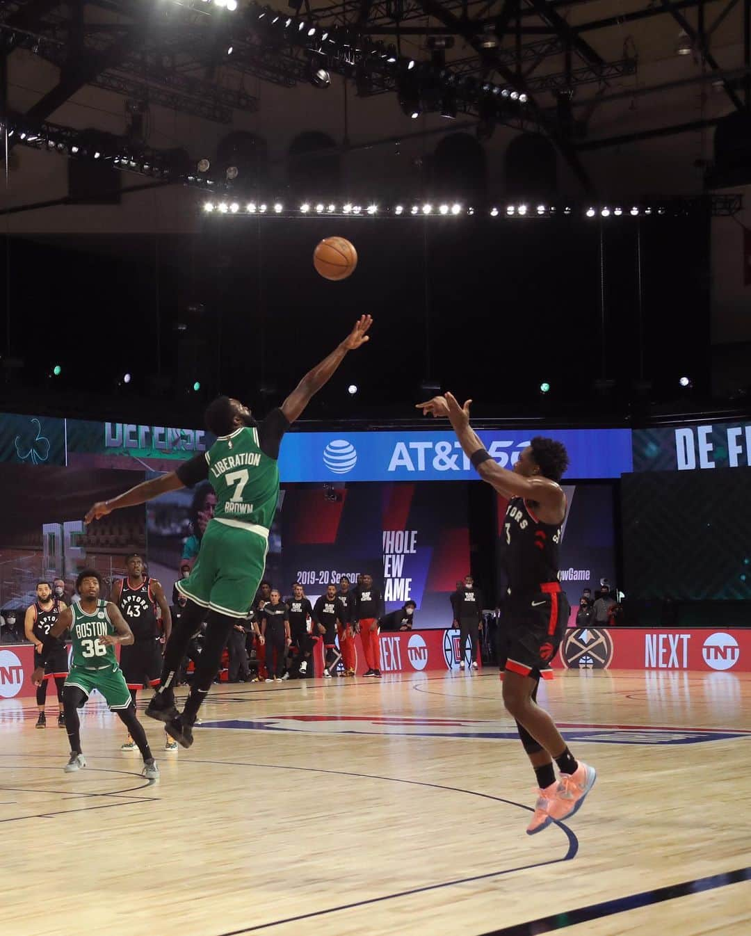 NBAさんのインスタグラム写真 - (NBAInstagram)「@oanunoby’s #TissotBuzzerBeater caps thrilling @celtics/@raptors finish! #BESTofNBARestart」10月30日 12時01分 - nba