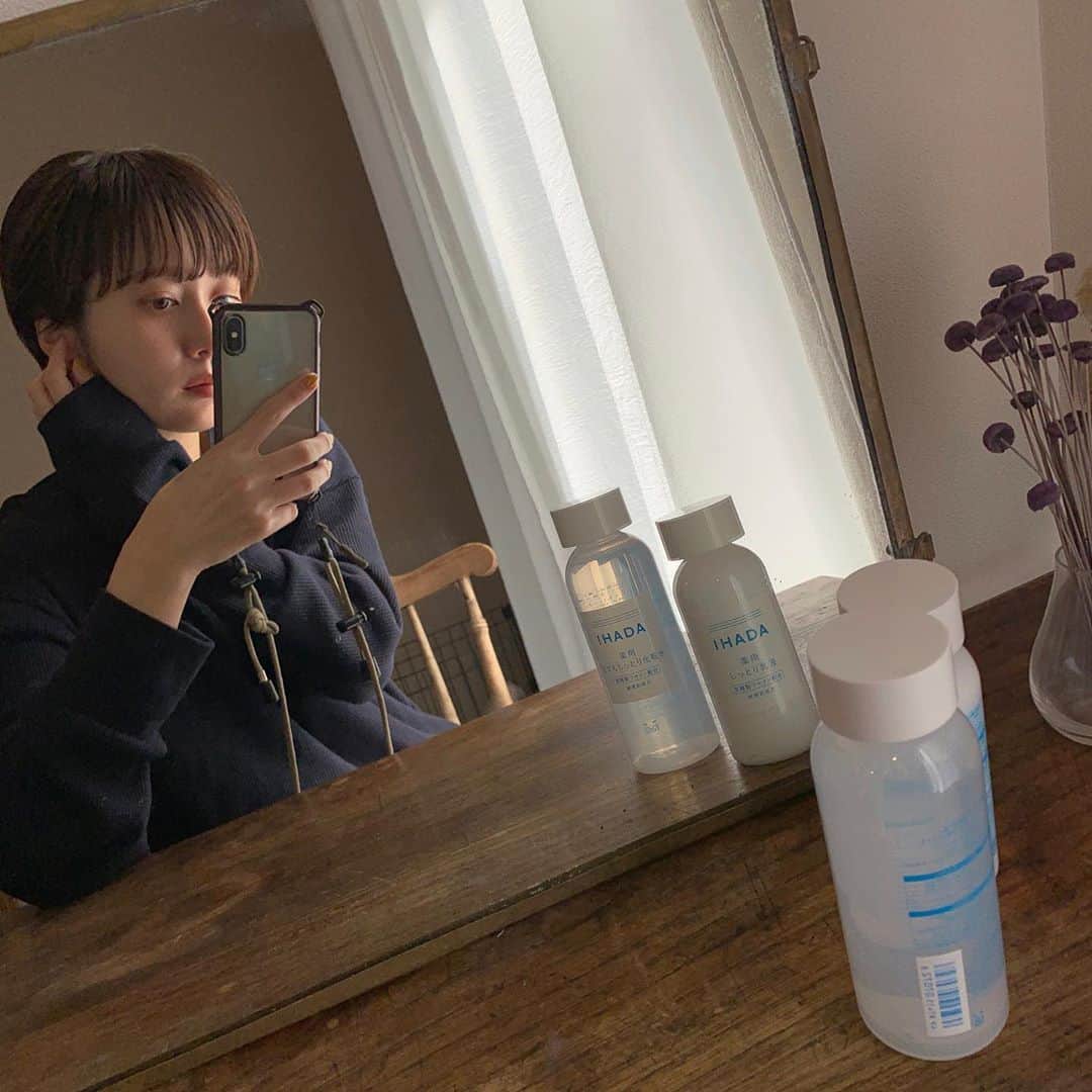 のインスタグラム：「. なにかと頼ることの多い IHADAのスキンケアシリーズたち🤲  IHADAは敏感肌処方で作られた 医薬部外品のスキンケアブランドです。  デイリー使いにはもちろんですが 私は季節の変わり目や、マスクや花粉の時期に お肌の調子がイマイチな時によく使うアイテム。  今回、IHADAのアンバサダーに 就任することになりました。 1ヶ月間、IHADAの魅力やお気に入り点など お伝えしていければと思います☺️🔎  #ik_make#IHADA#skincare#PR#イハダ#薬用ローション#薬用エマルジョン#スキンケア#乾燥肌#敏感肌#肌荒れ対策#敏感肌スキンケア」