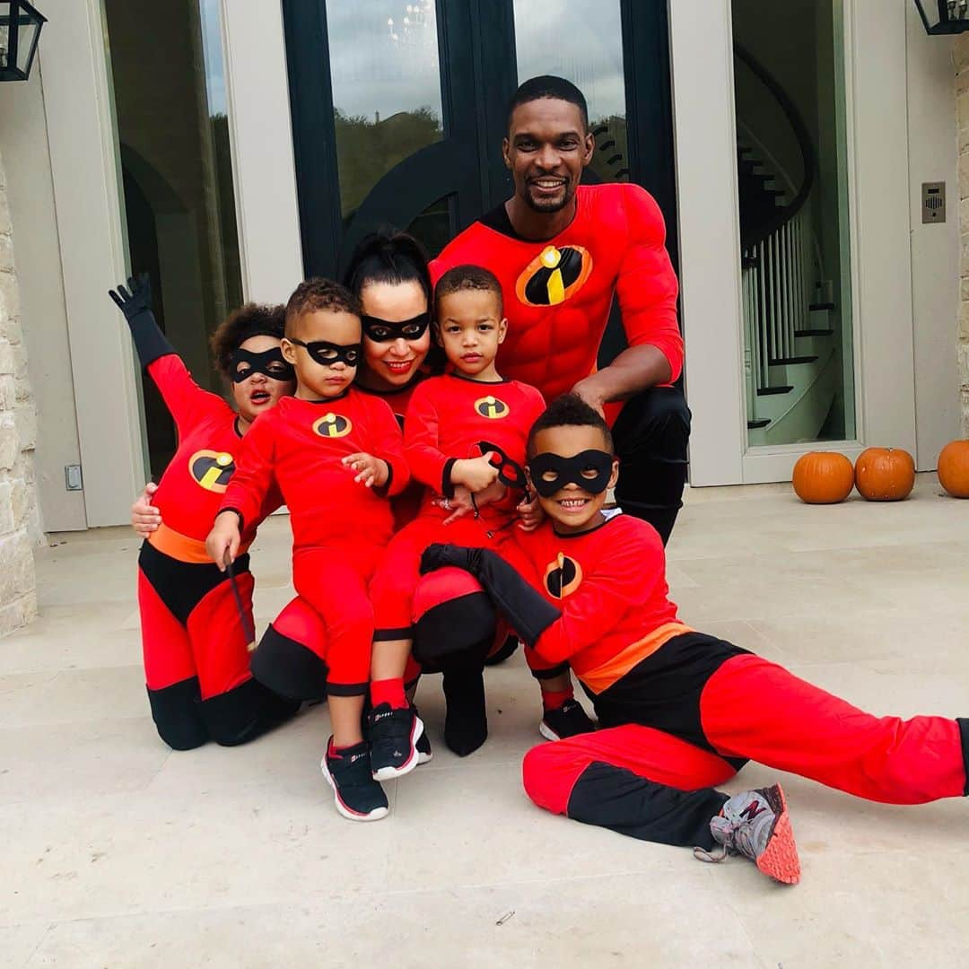 クリス・ボッシュさんのインスタグラム写真 - (クリス・ボッシュInstagram)「I’d say I’m blessed to have a pretty INCREDIBLE family if ya ask me 🙏🏿🤣 #TBT #Halloween #BoshFamily」10月30日 12時11分 - chrisbosh