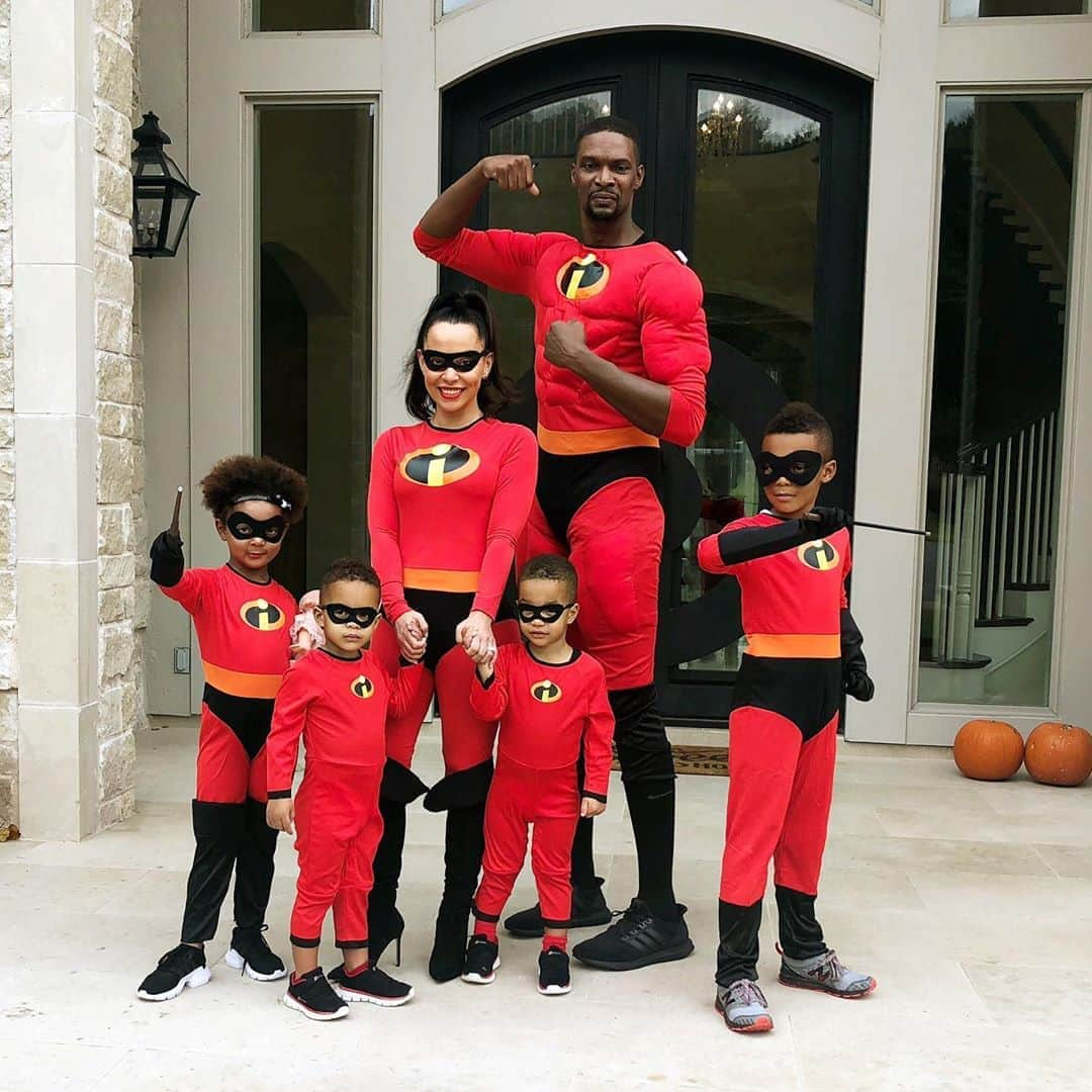 クリス・ボッシュさんのインスタグラム写真 - (クリス・ボッシュInstagram)「I’d say I’m blessed to have a pretty INCREDIBLE family if ya ask me 🙏🏿🤣 #TBT #Halloween #BoshFamily」10月30日 12時11分 - chrisbosh