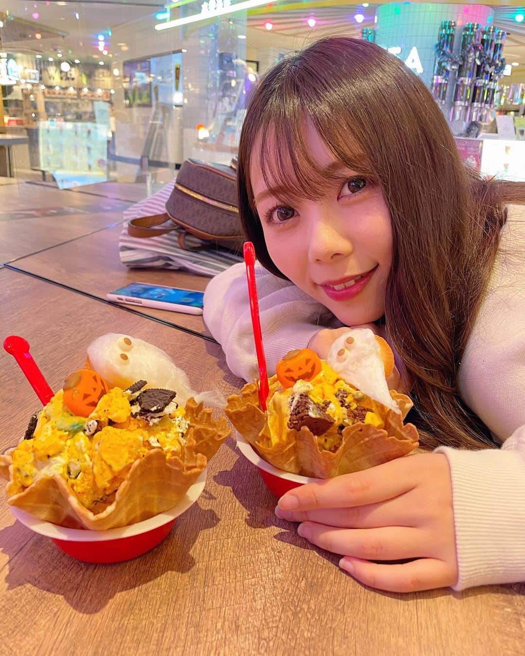 西村季里子のインスタグラム：「・  カボチャが好きすぎて ずっとカボチャレシピ調べてる🎃  どこかカボチャスイーツとか 美味しいお店ないかな？？？  とりあえずコールドストーンの パンプキンアイスは激うま🧡  #パンプキン#カボチャ#ハロウィン #コールドストーン#アイス#🎃 #coldstone #coldstonecreamery  #follow#followｍe」