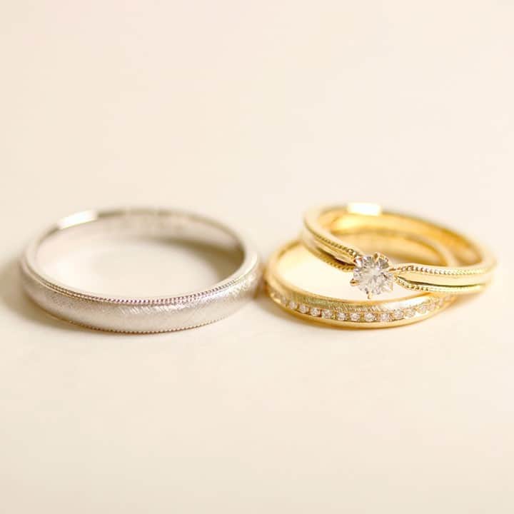 ith / イズ オーダメイド結婚指輪さんのインスタグラム写真 - (ith / イズ オーダメイド結婚指輪Instagram)「フォルムはそれぞれ異なっても、 加工や質感を揃えた結婚指輪。 . 試着する中で、 それぞれの好みがはっきり分かり、 違うデザインを選ばれたお二人。 . お揃いの要素をプラスして、 お二人らしい組み合わせでの お仕立てとなりました。 . 一つ一つの形は違っても、 三本合わせて見ると 統一感が感じられます。 . . ▽ 指輪について 結婚指輪(男性)： ミルグレイン Pt900：144,000円〜 . 結婚指輪(女性)：ロート K18YG：292,000円〜 . 婚約指輪指輪(女性)：アロー K18YG/0.1ct〜：243,000円〜 . . 公式ハッシュタグ🤳✨ #イズマリッジ . . 【オンラインサポートOPEN】 お二人それぞれのご自宅にいながら 指輪のオーダーメイドができる、 ithのオンライン相談もご活用ください💻 ご試着最多6点まで、レンタル可能です💍 . . #マリッジリング #エンゲージリング #結婚指輪 #婚約指輪 #カスタマイズ #指輪 #ダイヤモンドリング #婚約 #プレ花嫁 #ナチュラルウェディング #結婚指輪探し #指輪選び #指輪探し #結婚指輪選び #ペアリング #プロポーズ #特別感　 #オーダーメイドリング #結婚指輪オーダー #ゴールドリング #パーソナライズ #結婚準備 #花嫁　 #2020冬婚 #2021春婚 #2021夏婚」10月30日 12時10分 - ith_marriage