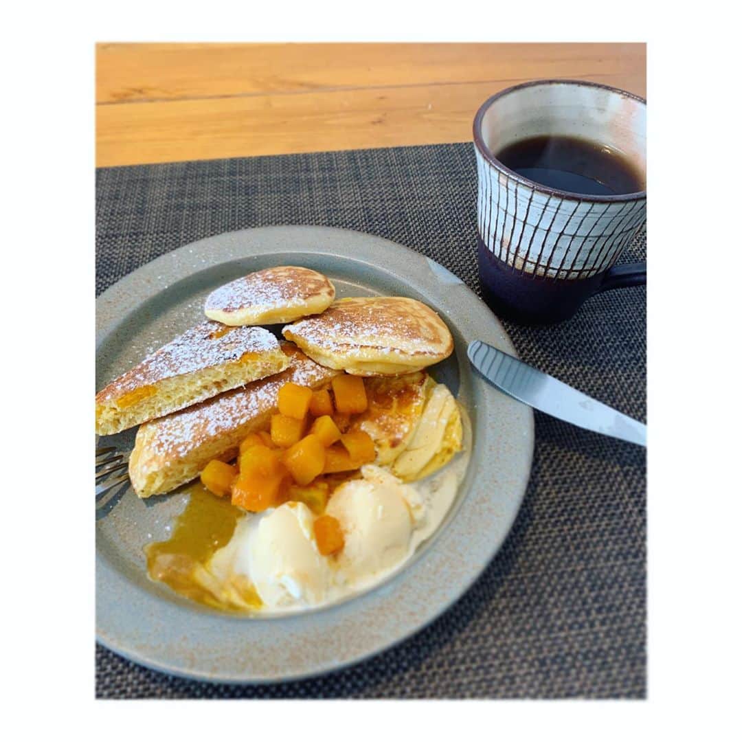三倉茉奈さんのインスタグラム写真 - (三倉茉奈Instagram)「明日はハロウィン。 ということで、かぼちゃパンケーキ。 サイコロ状にしたかぼちゃを砂糖、蜂蜜、水で甘く煮て生地にin。トッピングにも。アイス溶けちゃってるけど笑 かぼちゃが甘くて優しくて美味しかった✨  #かぼちゃパンケーキ #pancake #pumpkin  #halloween」10月30日 12時13分 - mana_mikura_official