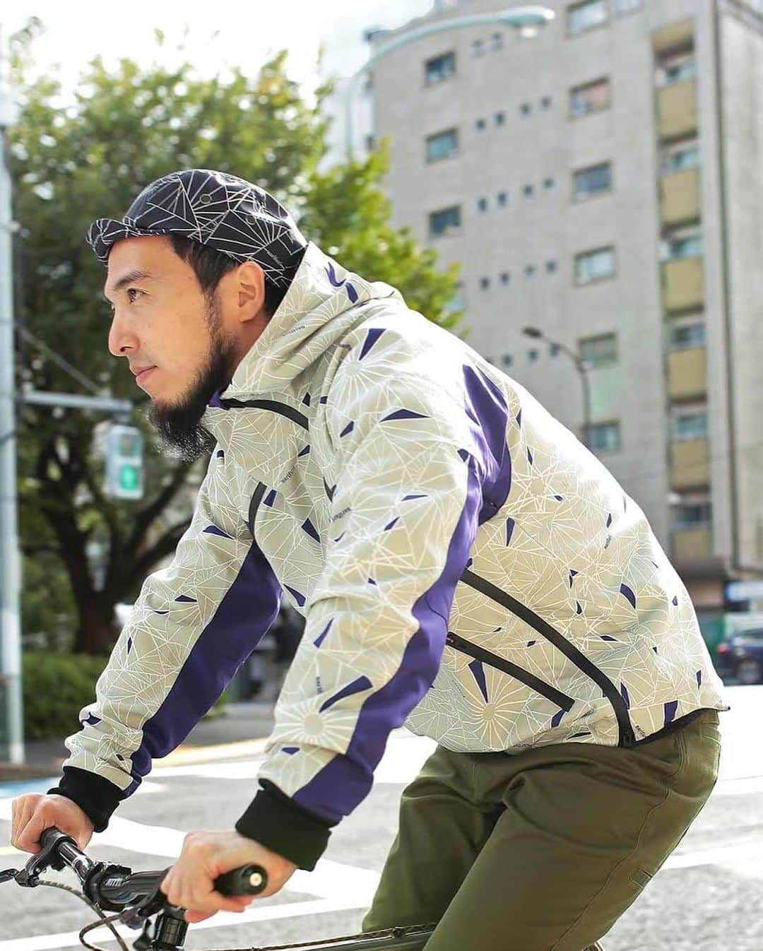 narifuri_japanさんのインスタグラム写真 - (narifuri_japanInstagram)「narifuriオリジナルダズル迷彩コレクションに新しいカラーが登場。﻿ ﻿ 柔らかなベージュカラーにパープルのアクセントを加えた新色は、都会をフィールドにする自転車乗りに洗練された印象を与えてくれます。﻿ ﻿ ﻿ #narifuri﻿ #ナリフリ﻿」10月30日 12時15分 - narifuri_japan