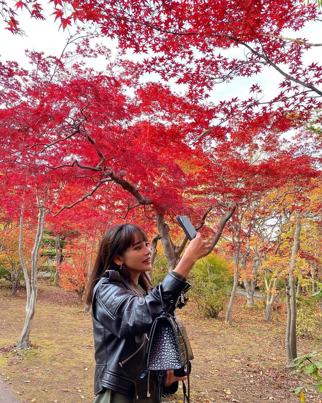 Rika Sasaki JPNさんのインスタグラム写真 - (Rika Sasaki JPNInstagram)「🍁💛🧡❤️ もえが落ち葉で♡作りたいと言って ワサワサと落ち葉を掻き集めだしたから ちょっとだけ手伝った🤏🏽笑 落ち葉でハートを作るって発想がもう かわいいよね🥺💓 私には1ミリも思い浮かばなかった🤯 思い浮かびたかった😇😇笑 @fujii_moe  ・ #紅葉 #落ち葉アート #秋 #autumnvibes🍁 #autumncolors  #autumnleaves  #photooftheday」10月30日 12時18分 - ymst_rika