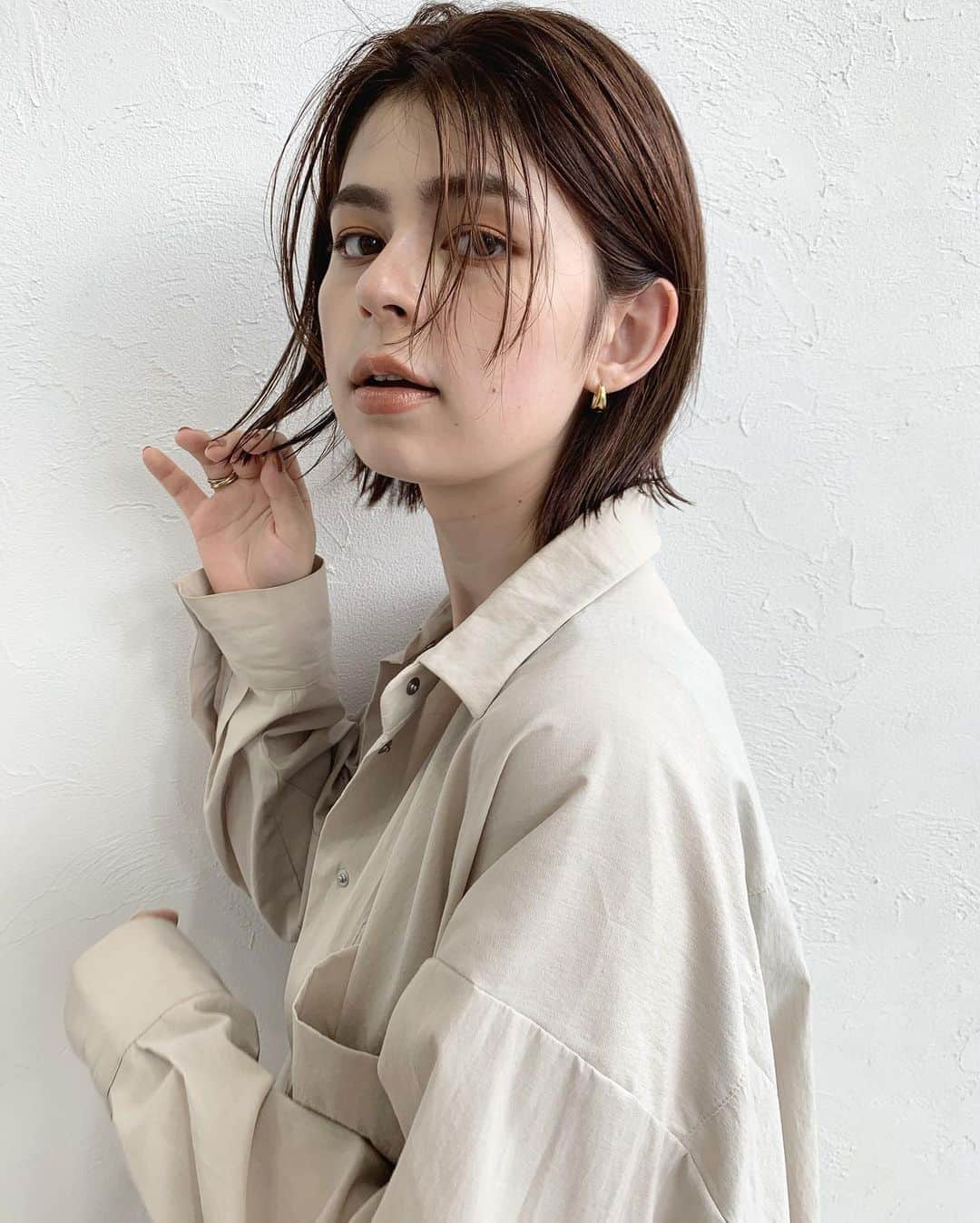 Ramie 山下未紗のインスタグラム：「_ 乾かして #nポリッシュオイル を 髪全体につけてツヤっとした束感を🥰 . 前髪の束感は重要です！ セットの仕方が分からない方！ 最後の仕上げの際に  How to お伝えします😇 . 【オススメクーポン】 カット+イルミナカラー+髪質改善トリートメント = ¥19250 → ¥11000 .  2回目以降のお客様にもご来店しやすいように 【2回目以降もご利用可能な割引クーポン】 をご用意させて頂いております^ ^✨ . HOTPEPPERのページにて ご確認下さいませ✨ . 毎日のお仕事や家事、子育てで忙しい女性にも 楽にお洒落を楽しんでもらえるような ヘアスタイルを提案させて頂きます🕊🍃 . 同じ女性だからこそ、 皆さんのライフスタイルを理解し、 長い間寄り添っていける関係を 造っていけたらと思ってます☺︎ . ご予約はTOP又はDMより！ もちろん、DMからのご相談もお待ちしております！ . 【衛生ガイドライン】 ・出勤スタッフの削減 ・出勤前の体温チェック、 　こまめな手洗い消毒とうがい ・スタッフ全員のマスク着用 ・窓の開放による換気と、 　高性能空気清浄機の設置 ・セット面の間隔、 　お客様同士の間隔を広く ・お客様毎の席の消毒 （滞在時間はお客様専用の席とします) . 【以下に該当するお客様のご来店をお控え下さい】 ・感染者、及び感染の疑いがある方 ・体温が37.5度以上ある方 ・だるさ（倦怠感）や息苦しさ（呼吸困難）がある方 ・咳が頻繁に出る方 ・感染濃厚接触者と思われる方 ・１４日以内海外渡航歴がある方  １日も早く平凡な日々が訪れるますように。 皆様のご健康を心よりお祈り申し上げます。  場所： KILLA(旧RODGE)  東京都渋谷区神宮前6-18-14 JS神宮前プロパティ４F TEL：03-6712-6360  #ボブ#ミニボブ#切りっぱなしボブ#大人ボブ#ショート#ショートボブ#ハンサムショート#丸みショートバッサリカット#透明感カラー#外国人風カラー#ブリーチなし#アディクシーカラー#イルミナカラー#グレージュ#極細ハイライト#ミルクティーベージュ#ベージュカラー#ブロンドヘアー#髪質改善トリートメント#ginza#giselle#fudge#cluel#ar」