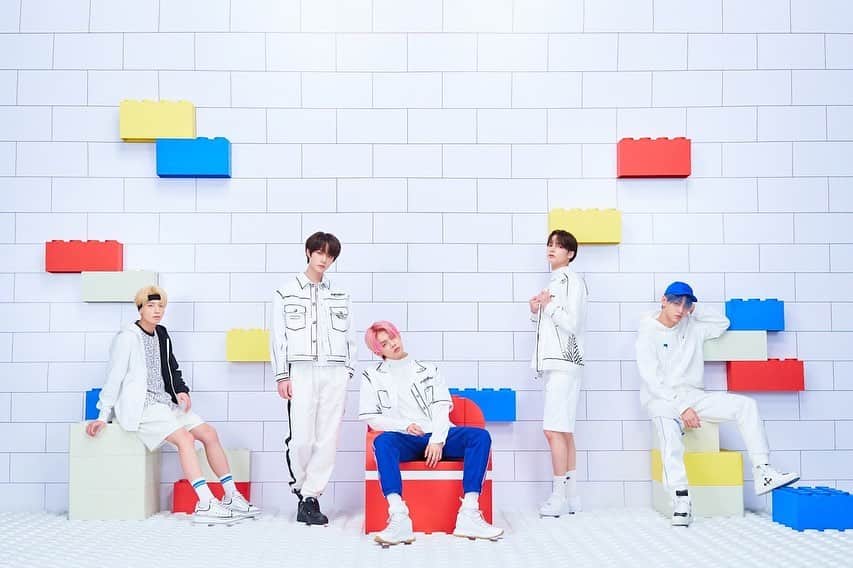 The GRAMMYsさんのインスタグラム写真 - (The GRAMMYsInstagram)「TOMORROW X TOGETHER (@txt_bighit) is capturing the multifaceted nature of youth.  Emerging last year as the first group to debut under Big Hit Entertainment since 2013, the five-piece #Kpop group have refreshingly forged a path distinctly their own, finding a unique voice along the way and becoming one of the biggest and most promising acts in K-pop—all in less than two years.  Hear SOOBIN, YEONJUN, BEOMGYU, TAEHYUN and HUENINGKAI discuss their new 'minisode1 : Blue Hour' EP, how they created meaningful art despite the pandemic, and what it means to them to be one of the leading K-pop acts of the next generation at the link in our bio.」10月30日 12時23分 - recordingacademy