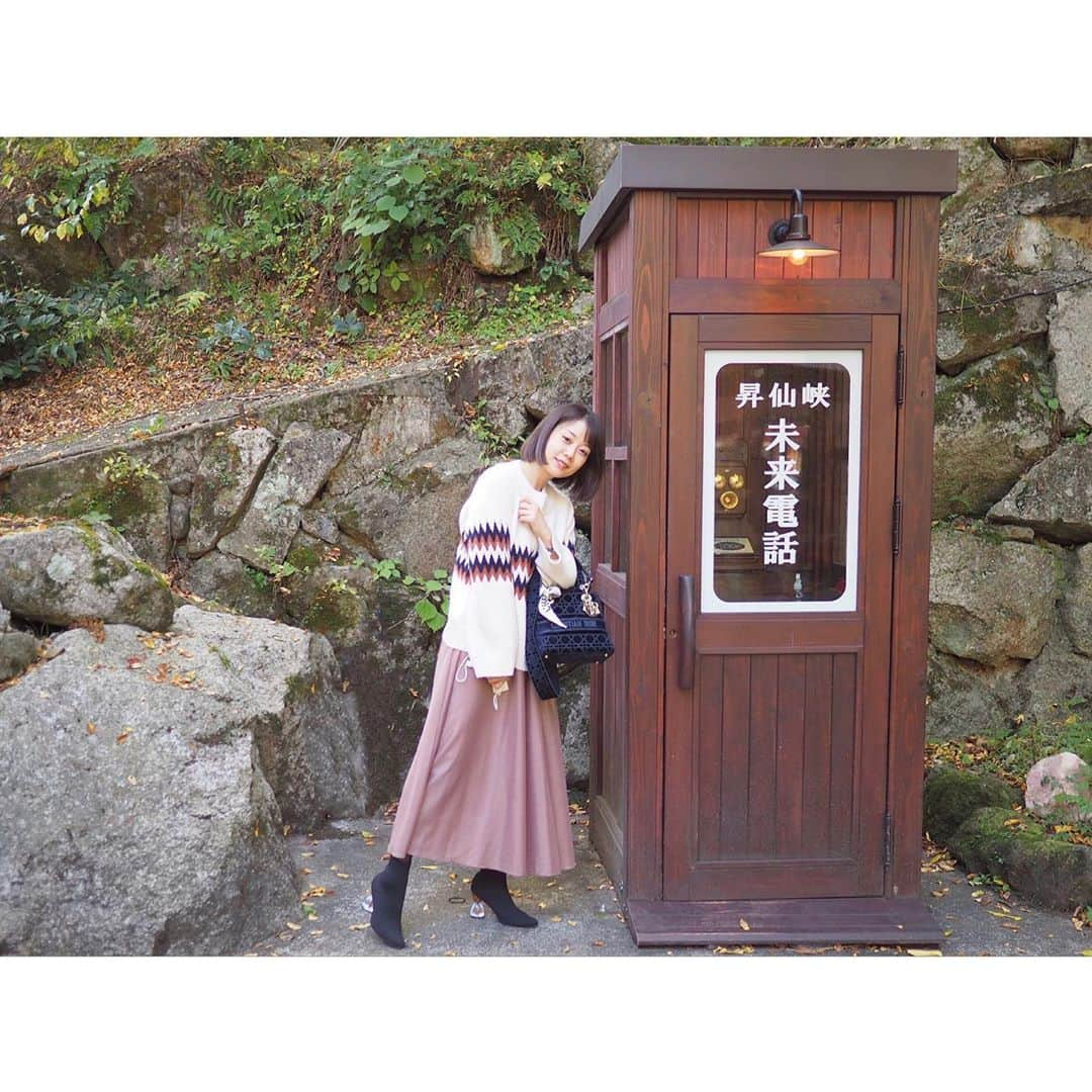 小川あゆ美さんのインスタグラム写真 - (小川あゆ美Instagram)「. #未来電話 𓂃 𓈒𓏸  未来のわたしは、未来のみんなは、 未来の世界は、  どうなっているのかな…💭 . . . . . #山梨観光 #甲府 #昇仙峡 #電話ボックス #カメラ女子 #旅女 #旅の記録 #お写んぽ #キリトリセカイ #広がり同盟 #東京カメラ部 #かめらいふ #ファインダー越しの私の世界 #Yamanashi #nipponpic #tabijo #art_of_japan_ #igportrait #good_portraits_world #야마나시 #여행스타그램 #여행기록 #일본여행 #얼스타그램 #셀스타그램 #좋아요반사 #좋아요환영」10月30日 12時26分 - ayumi_ogawa