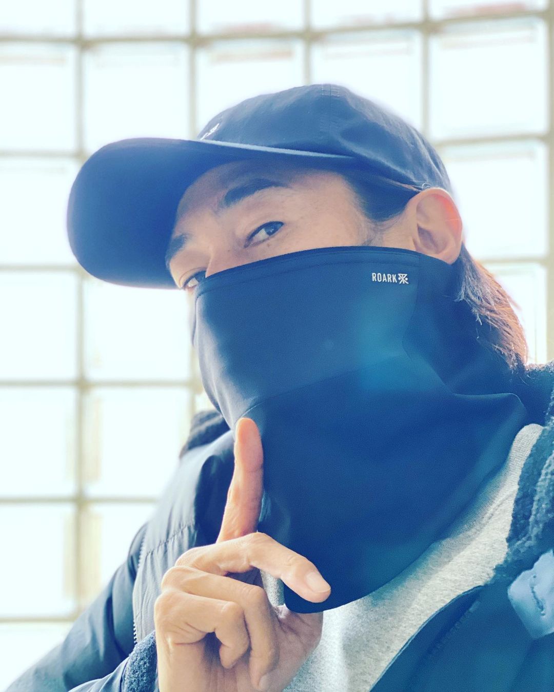 窪塚洋介のインスタグラム：「@roark_japan x WILDTHINGS  "HAPPY JACKET"と冬を待ってるぜ^ ^ (with BERING NECK GAITER)  #roark #roarkrevival #ロアーク #ロアークリバイバル」