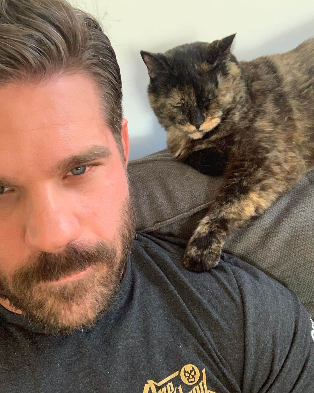 ジョーイ・ライアンのインスタグラム：「Happy #NationalCatDay to Bunny Marie. I ❤️ her so.」