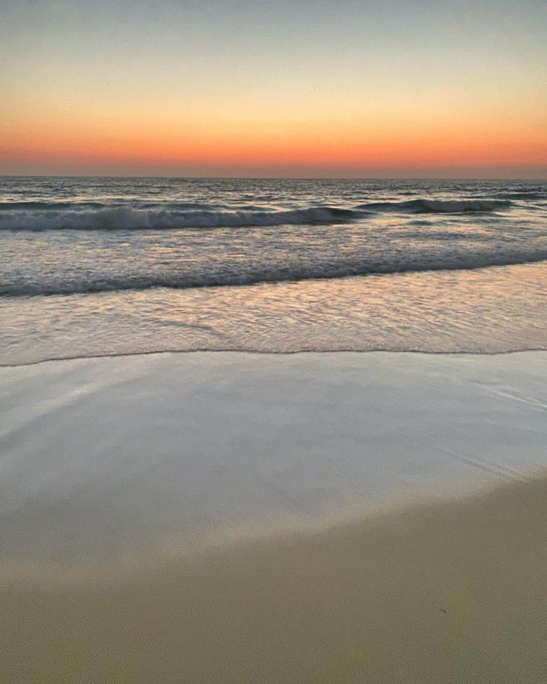 メロディー洋子さんのインスタグラム写真 - (メロディー洋子Instagram)「Instagram vs. reality 😘  インスタと現実🌹  Sunset at my favorite place in the world with a beautiful soul @jatecson 📸✨  Thank you for all of your heartfelt responses to my question of “What do you like to see on my Instagram?”  I truly love reading every single one and am touched by your messages. You give me motivation to post and to share my stories!   Love love love to you all my friends, family, and fans! You keep me shining when my world seems dark! Xo, Melody🎶」10月30日 3時34分 - melody.yoko