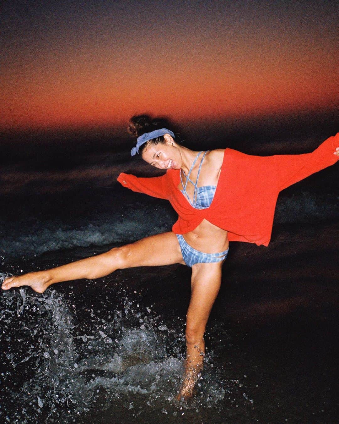 メロディー洋子のインスタグラム：「Instagram vs. reality 😘  インスタと現実🌹  Sunset at my favorite place in the world with a beautiful soul @jatecson 📸✨  Thank you for all of your heartfelt responses to my question of “What do you like to see on my Instagram?”  I truly love reading every single one and am touched by your messages. You give me motivation to post and to share my stories!   Love love love to you all my friends, family, and fans! You keep me shining when my world seems dark! Xo, Melody🎶」