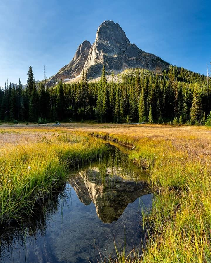 National Geographic Travelさんのインスタグラム写真 - (National Geographic TravelInstagram)「Photo by @stephen_matera / A late summer morning in the North Cascades, Washington. The North Cascades are a rugged wilderness of thick old-growth forest, rock, and ice with over 300 active glaciers. There are very few roads that penetrate the North Cascades, but one of the few that does is the North Cascades Highway, which is closed in winter because of the deep snowfall and avalanche hazard along the highway.  Follow me @stephen_matera for more images like this from Washington and around the world. #northcascades #wilderness」10月30日 3時37分 - natgeotravel