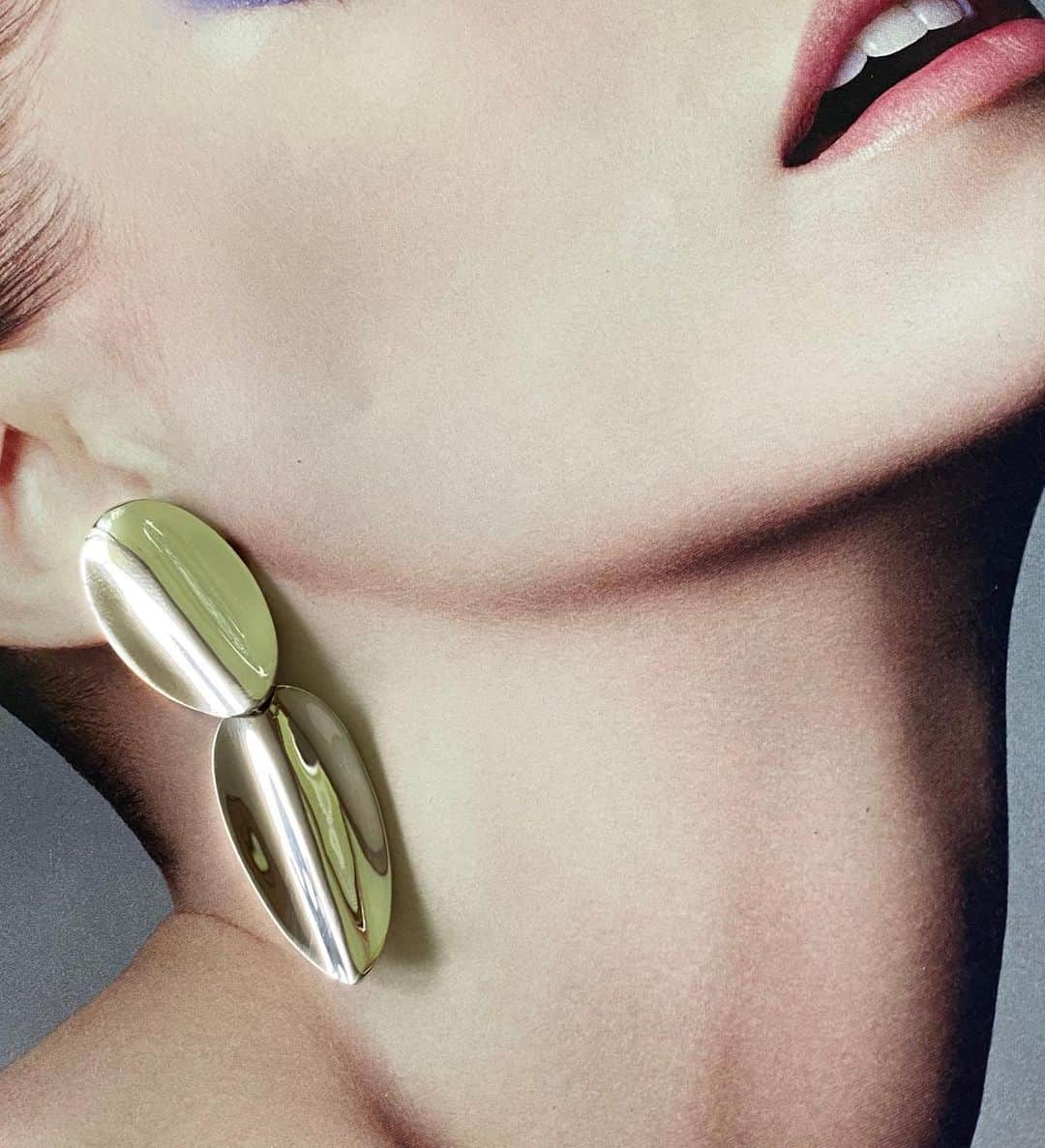 ホアキンベラオのインスタグラム：「Pendientes de plata de la colección TOKYO La principal función es iluminar la cara y dar un toque de luz y color al estilismo que lleves; además nos ayuda a resaltar rasgos que nos hacen más atractivos y por que no, disimular los que no nos gustan tanto.」