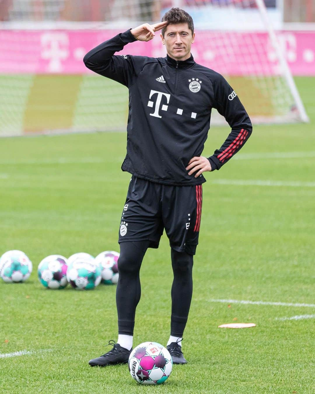 バイエルン・ミュンヘンさんのインスタグラム写真 - (バイエルン・ミュンヘンInstagram)「Robert Lewandowski standing with all the strikers in the world who are better than him. 😉 @_rl9  . . #LewanGOALski #MiaSanMia #FCBayern」10月30日 3時43分 - fcbayern