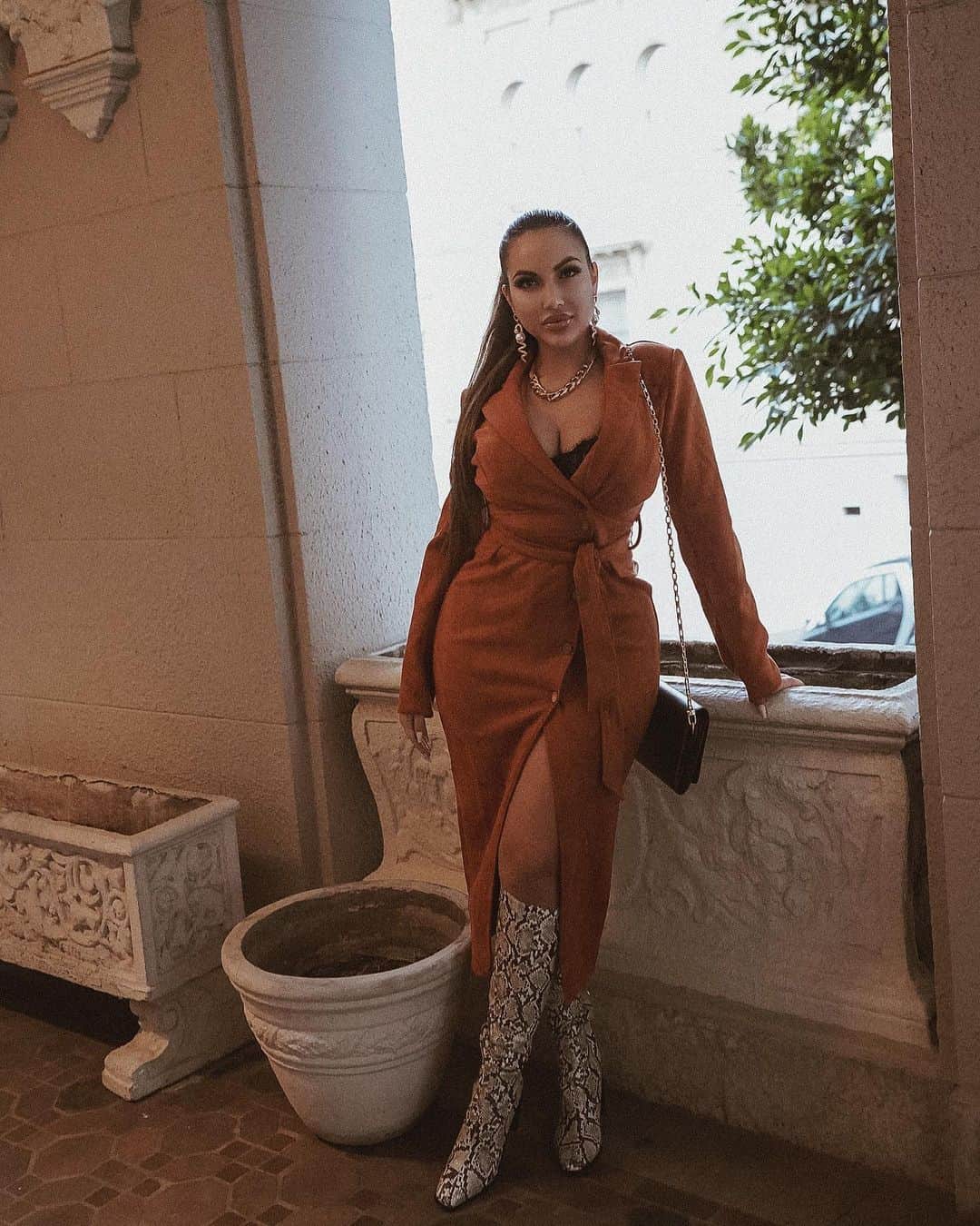Aylen Aのインスタグラム：「@fashionnova ..I still fall for you everyday 🤎 fashionnovapartner」