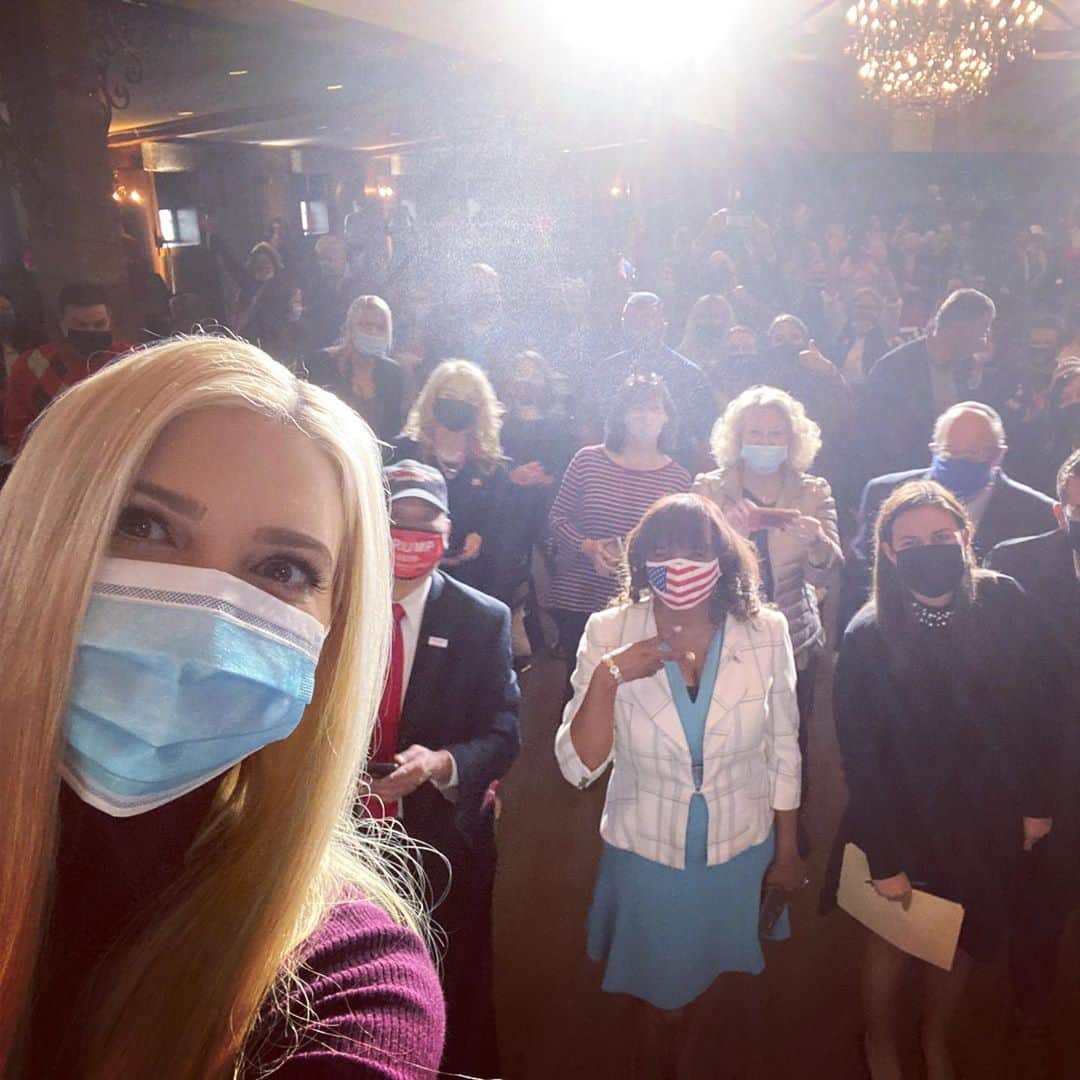 イヴァンカ・トランプのインスタグラム：「Five days from now, we’re going to win Pennsylvania -– and we’re going to win four more years for the People’s President, my father, Donald J. Trump! 🇺🇸」