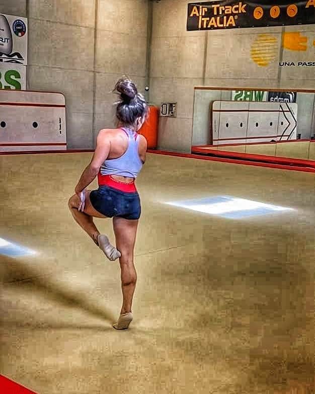 バネッサ・フェラーリのインスタグラム：「Poco tempo fa vi ho preannunciato che avrei svelato una super novita, non mi sono dimenticata, portate pazienza ancora un pochino e al momento opportuno... Boooom❣️💥😁  Come ben sapete mi piace lavorare sodo e in silenzio👌🤐 Intantofantasticate e provate ad indovinare 😉❤️  #vanessaferrari #gymnastics #ginnasticaartistica #trainig #gym #italiateam」