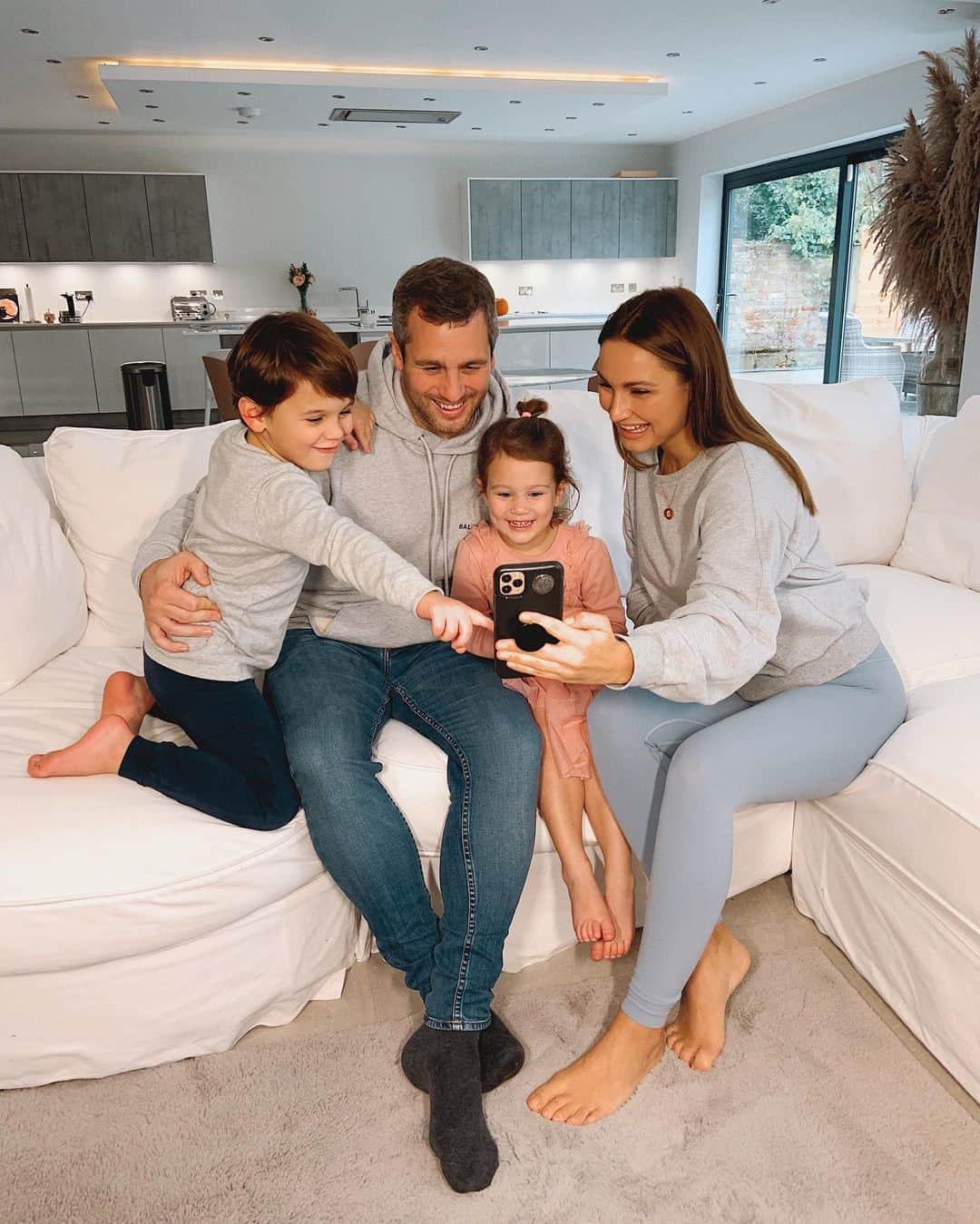 サム・フェアーズのインスタグラム：「AD We always have @SpotifyUK on in our house. We use the Premium Family Plan and its such great monthly value! You can have up to 6 individual Premium accounts for families living under the same roof! It’s so great having the parental controls so I can make sure Rosie and Paul aren’t listening to anything they shouldn’t be listening to! Head over to my stories to see what our favourite songs on our Family Mix are! #SpotifyFamily 🎵」