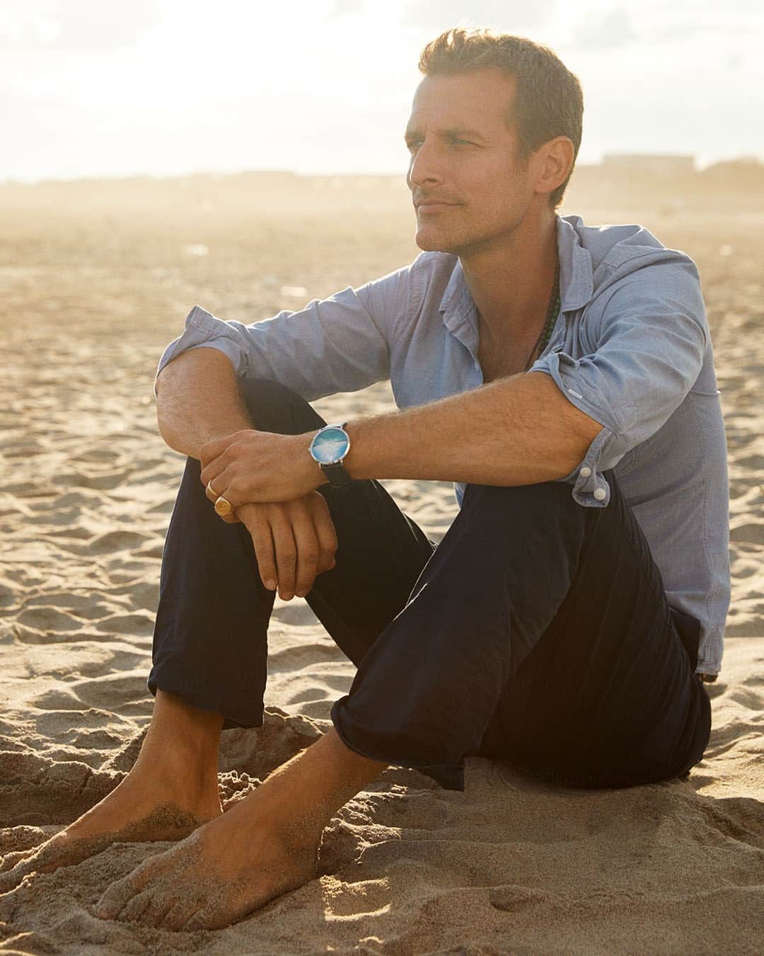 モバードのインスタグラム：「Stand still, capture time. #AlexiXMovado #Movado @alexilubomirski」