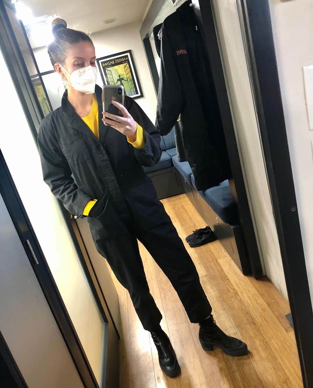 アナベル・ウォーリスのインスタグラム：「Back to work in a covid world」