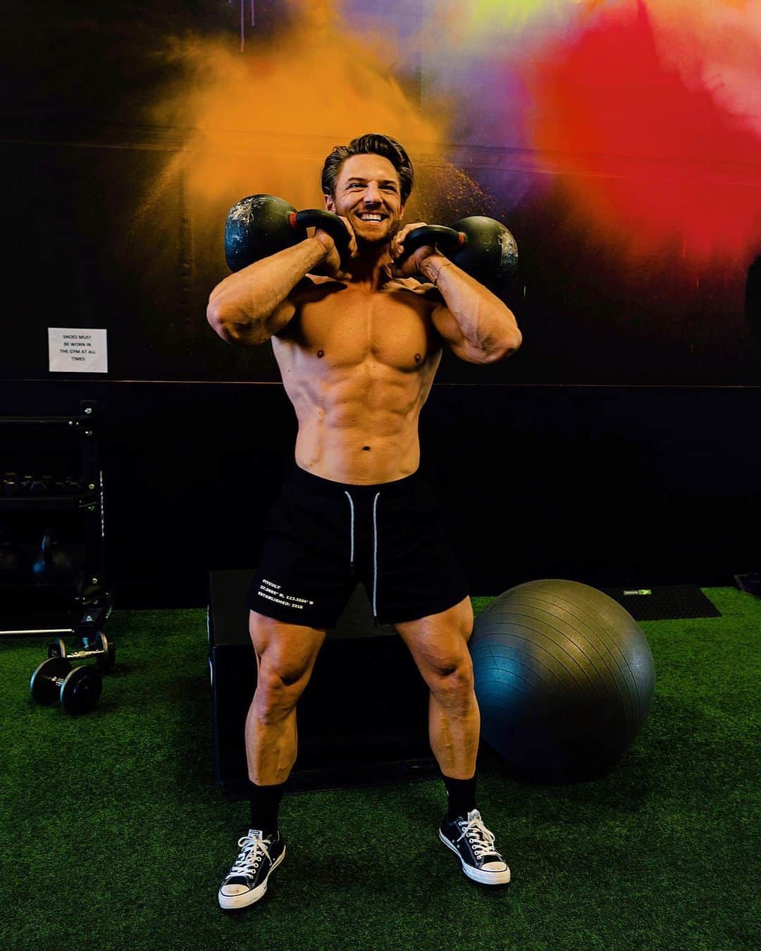 スティーブ・クックのインスタグラム：「How to build MONSTER 👹 quads without a barbell!  Here are four squat variations to add size and to be more explosive!   1️⃣. Swiss Ball DB squats- One of the more underrated exercises. Put you more in a smith machine position. Allows you to lean back and Go deep.  2️⃣. KB front squat- Easier to front rack than a barbell and you can still go heavy. I using 140 lbs (70 x 12).  3️⃣. Jump squat with a pause- You can add weight by holding a dumbbell in each hand. The key is to hold at the bottom before exploding up as high as you can. Land Softly in the squat position and repeat.  4️⃣. Pistol squats. One of the most difficult leg exercises. I’ve added a variation in the last slide if you aren’t quite ready for weighted pistols. Great for working each leg at a time and they burn like hell!   @fitnessculturetraining  #fitnessculture #fitcult #legday #squats #squat #legs」