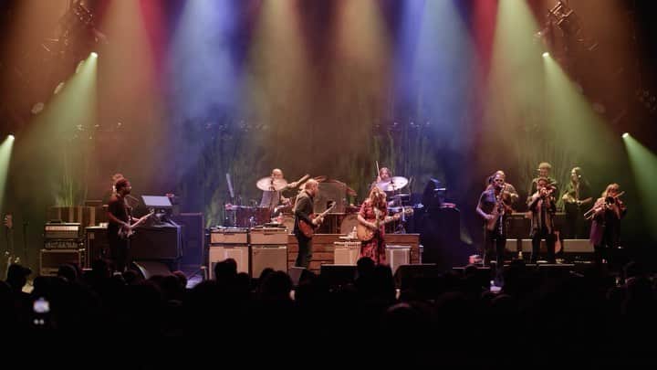 テデスキ・トラックス・バンドのインスタグラム：「Here's your preview of tonight's broadcast of TTB's October 5, 2019 show at The Beacon Theatre. This is just the first tune so if you like this one, just wait til you hear the rest.  Tune in for the full show tonight at 8pm ET (link in bio) — all proceeds go directly to assist TTB's band and crew. The full show is also available for unlimited on-demand viewing from Friday to Sunday at Midnight.   Enjoy and thank you for supporting TTB!」