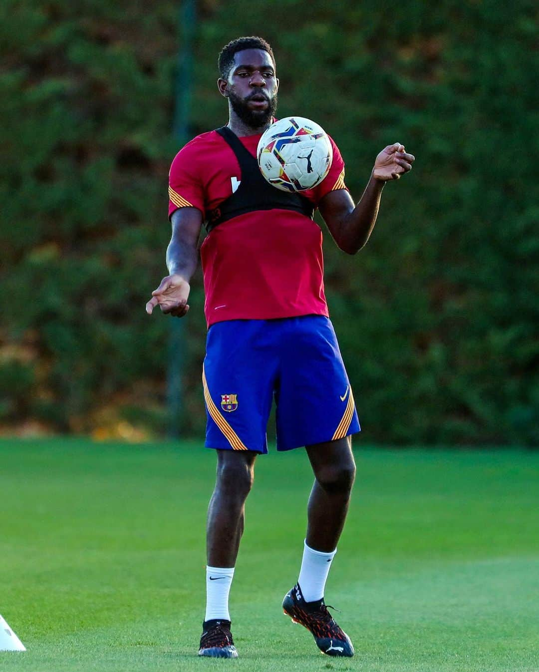 FCバルセロナさんのインスタグラム写真 - (FCバルセロナInstagram)「👀 Look who are back in training today.. ✈️ @mterstegen1  🐻 @samumtiti」10月30日 4時36分 - fcbarcelona