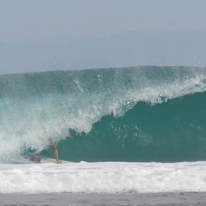 タティアナ・ウェストン・ウェブのインスタグラム：「uma onda no desert point quando eu tinha 18 anos de idade, esse foi meu primeiro surf trip pro Bali... saudades 😍 // this wave was when I was 18 years old at desert point. It was my first time ever on a surf trip in Bali. Unforgettable. 😊 filme: @fariacaio」
