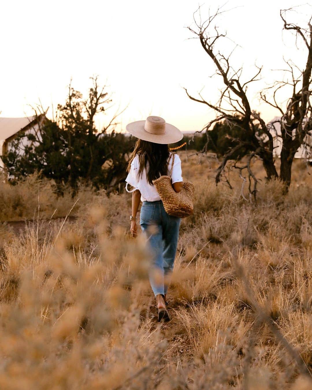 ジュリー・サリニャーナのインスタグラム：「little wanderer. ✨🌾🌾🌾」