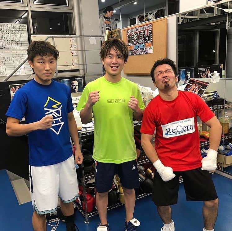 のインスタグラム：「Repost from @nori.yrm   今日は急遽スパーリングパートナー変更  #世界チャンピオン  #寺地拳四朗　 参加で #長谷部守里　と三人でスパーリング大会  守里と2人して拳四朗にボコボコにされまきた  沢山考えて動き導き出した答えはハズレばかり  解答用紙があるならば  0点でしょう  世界の壁は高い  最高の練習をありがとうございました^_^  #リセラ　さんのＴシャツきてふざけてしまいすいませんでした(๑˃̵ᴗ˂̵)」