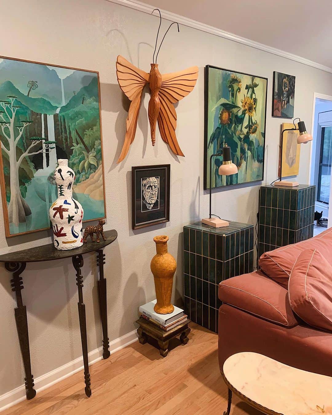 ジェーン・アルドリッジのインスタグラム：「New art wall in our living room 👍 I got this butterfly at Roundtop with @thevintageroundtop and @emilyandmeritt three years ago and I’m finally using it!」