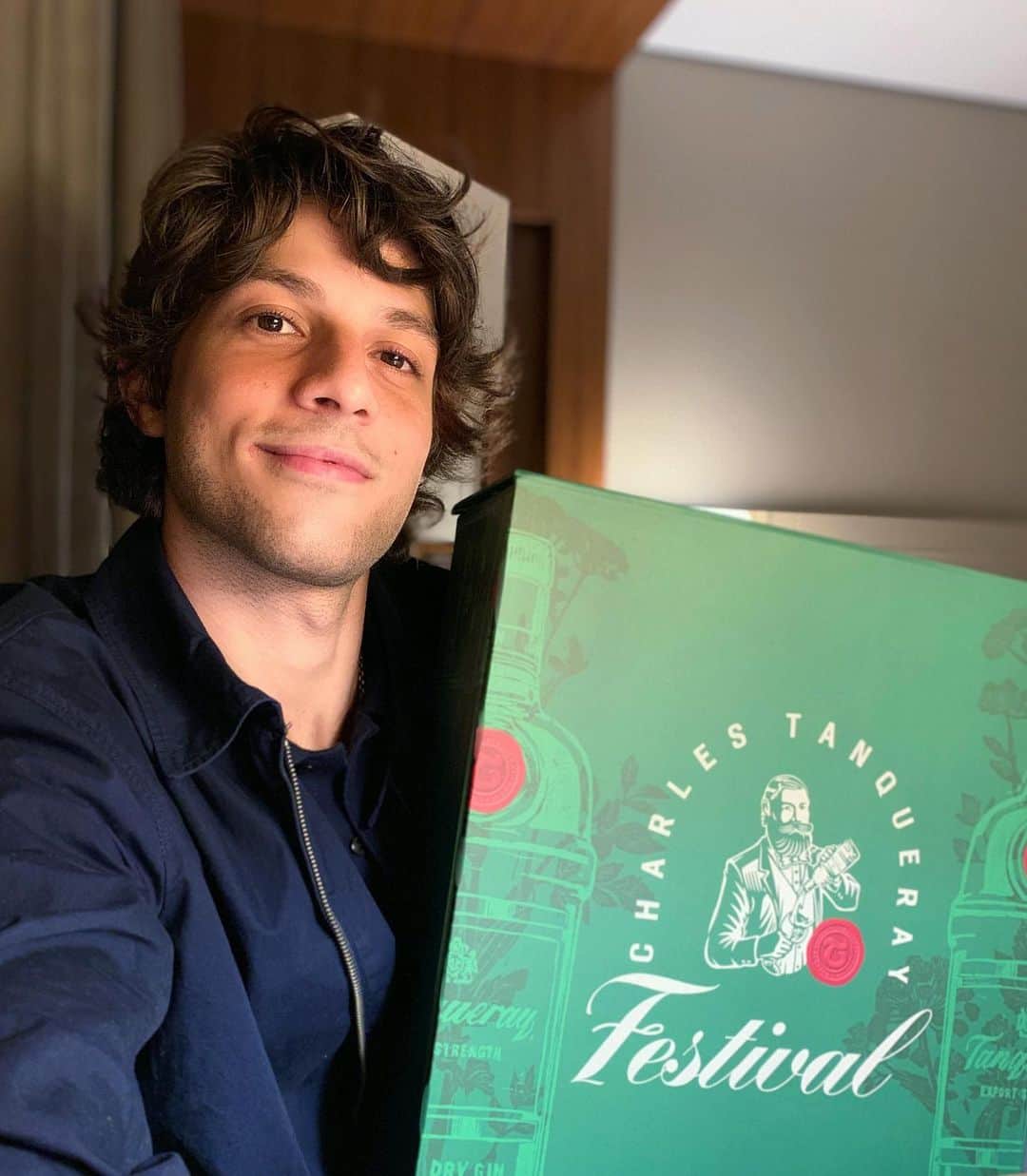 Chay Suedeのインスタグラム：「#AD Vocês sabiam que Charles Tanqueray fez 300 tentativas diferentes até alcançar o equilíbrio perfeito entre 4 ingredientes botânicos para criar a fórmula inconfundível do gin Tanqueray? Por isso que no 300º dia do ano começamos a comemorar essas 300 tentativas, e este ano a celebração será durante uma temporada inteira, com um evento que respeita todas as medidas de segurança necessárias para o momento atual.   O Charles Tanqueray Festival tem um formato totalmente adaptado à nova realidade, seguindo os protocolos de distanciamento social e higienização, com apenas 8 estruturas que tem um limite de 6 pessoas em cada, até 2 horas de permanência e distância de 2 metros entre elas. Assim é possível desfrutar de uma experiência segura, imersiva e botânica resumida em amigos, drinks, gastronomia e música.   O evento acontece até 08 de novembro em São Paulo e depois no Rio de Janeiro, de 18 a 28 de novembro. Quer saber mais? Corre no stories, lá também coloquei o link para você ficar por dentro de todos os protocolos de segurança e adquirir os ingressos.   #TanquerayInconfundível #CharlesTanquerayFestival @tanqueraybr  Aprecie com moderação. Não compartilhe com menores de 18 anos. Evento destinado a maiores de 18 anos.」
