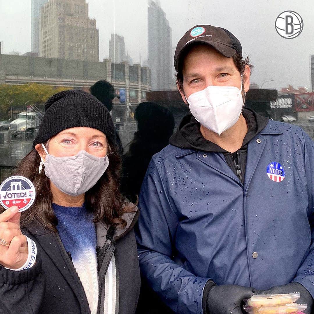 Brooklyn Netsさんのインスタグラム写真 - (Brooklyn NetsInstagram)「The weather outside is weather, but that didn't stop Paul Rudd from handing out cookies to early voters this morning 🗳🍪 #MakeHistoryHere」10月30日 4時50分 - brooklynnets