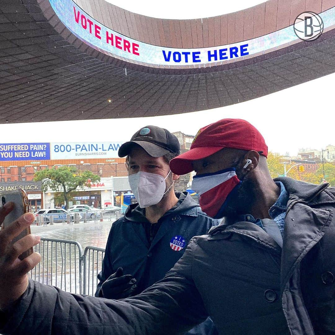 Brooklyn Netsさんのインスタグラム写真 - (Brooklyn NetsInstagram)「The weather outside is weather, but that didn't stop Paul Rudd from handing out cookies to early voters this morning 🗳🍪 #MakeHistoryHere」10月30日 4時50分 - brooklynnets