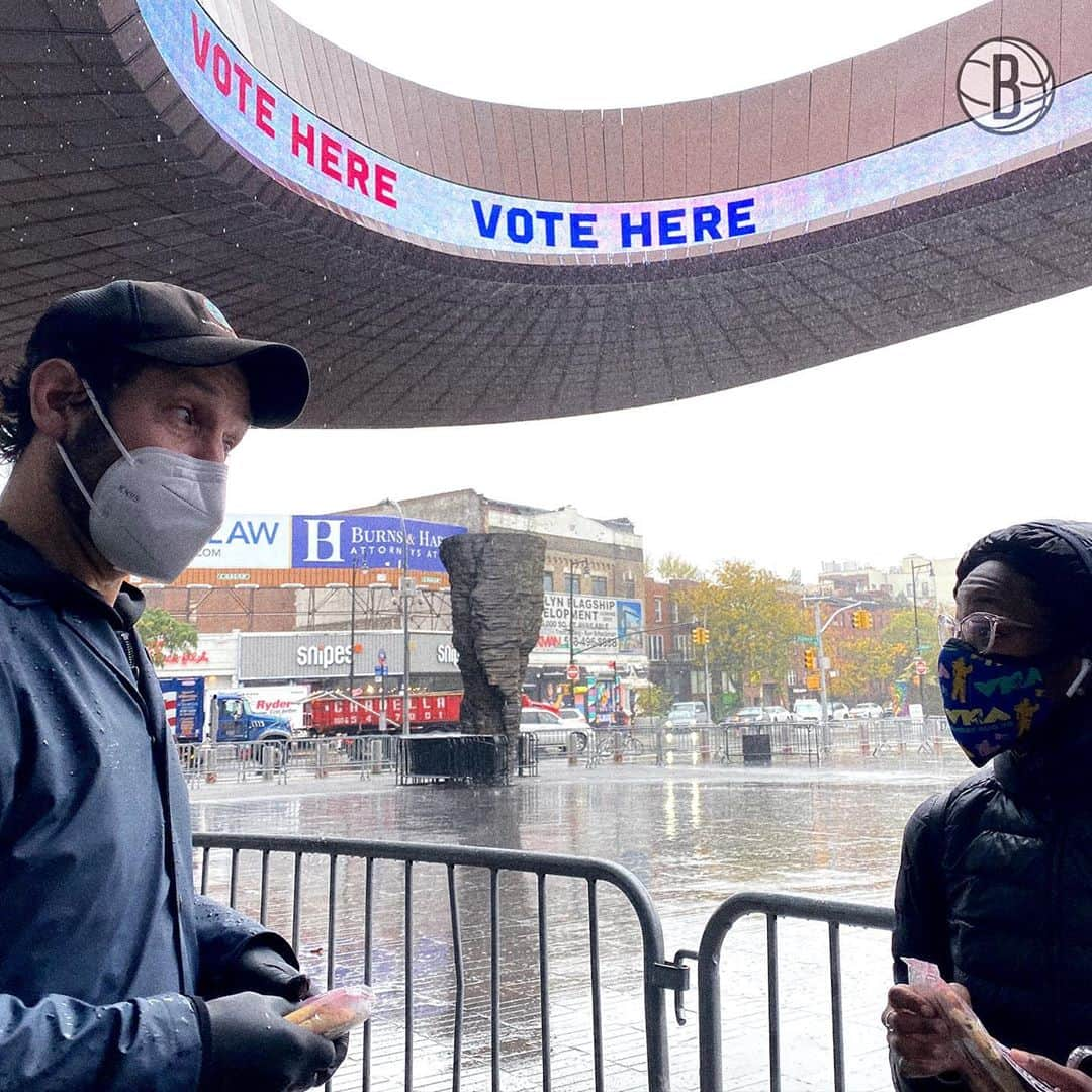 Brooklyn Netsさんのインスタグラム写真 - (Brooklyn NetsInstagram)「The weather outside is weather, but that didn't stop Paul Rudd from handing out cookies to early voters this morning 🗳🍪 #MakeHistoryHere」10月30日 4時50分 - brooklynnets